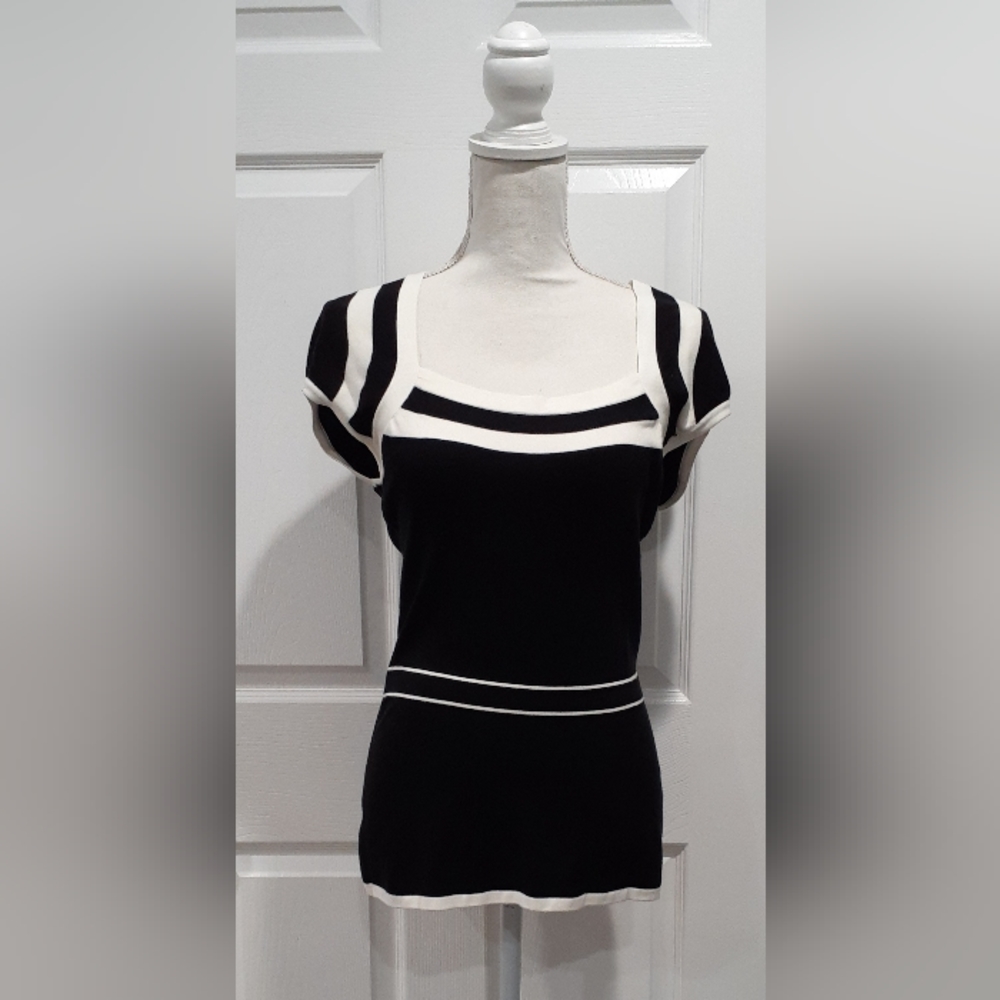 White House Black Market Knit Stretch Cap sleeve Tapered Black/white Top